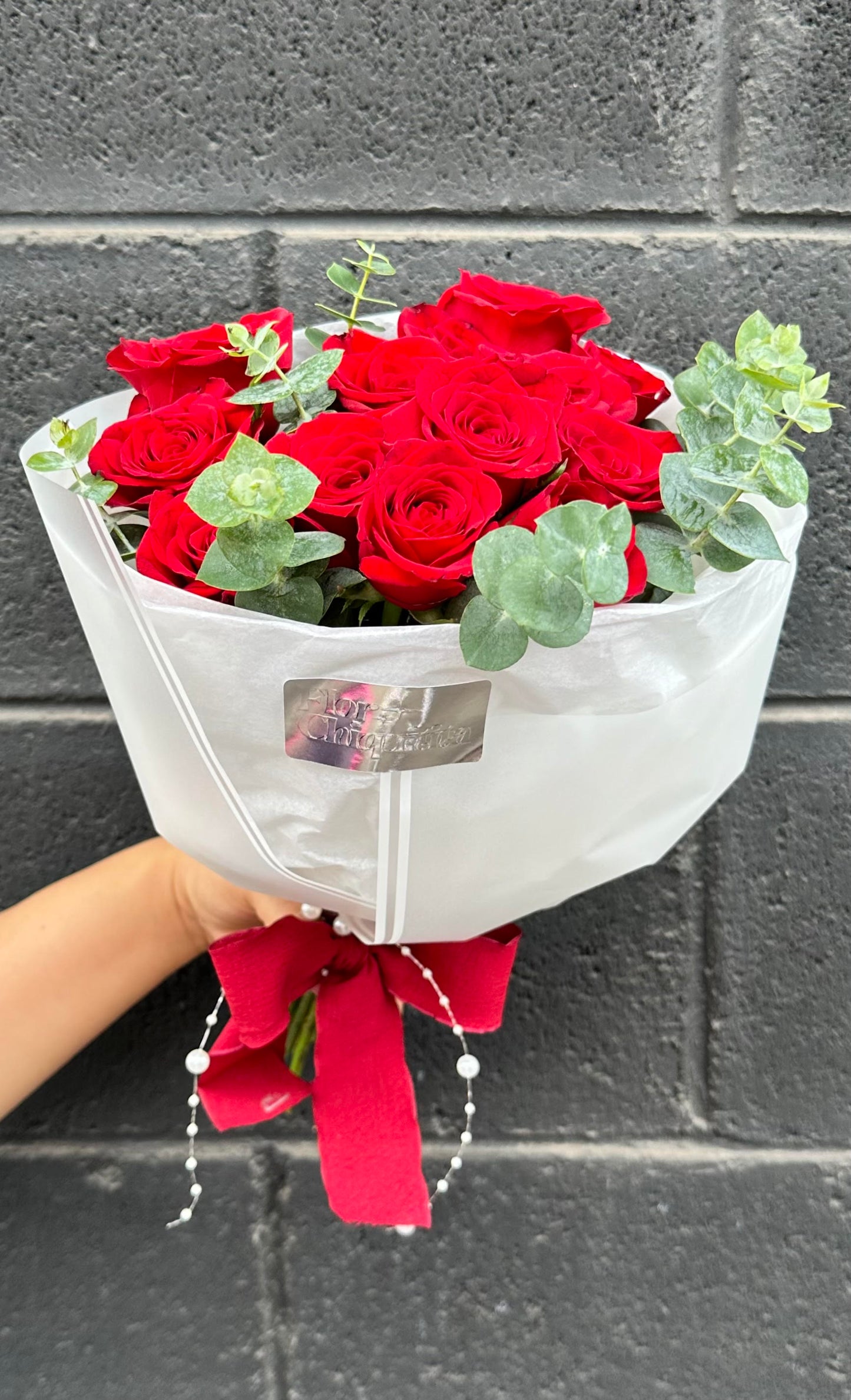 ramo de 12 rosas rojas bonitas para mujer