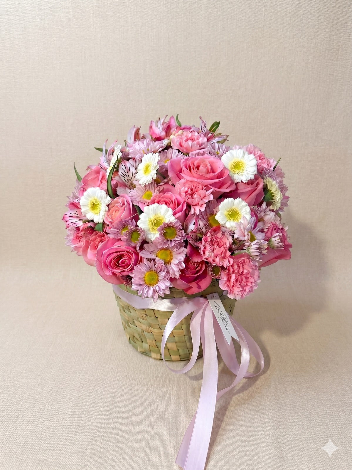 Canasta de flores rosas