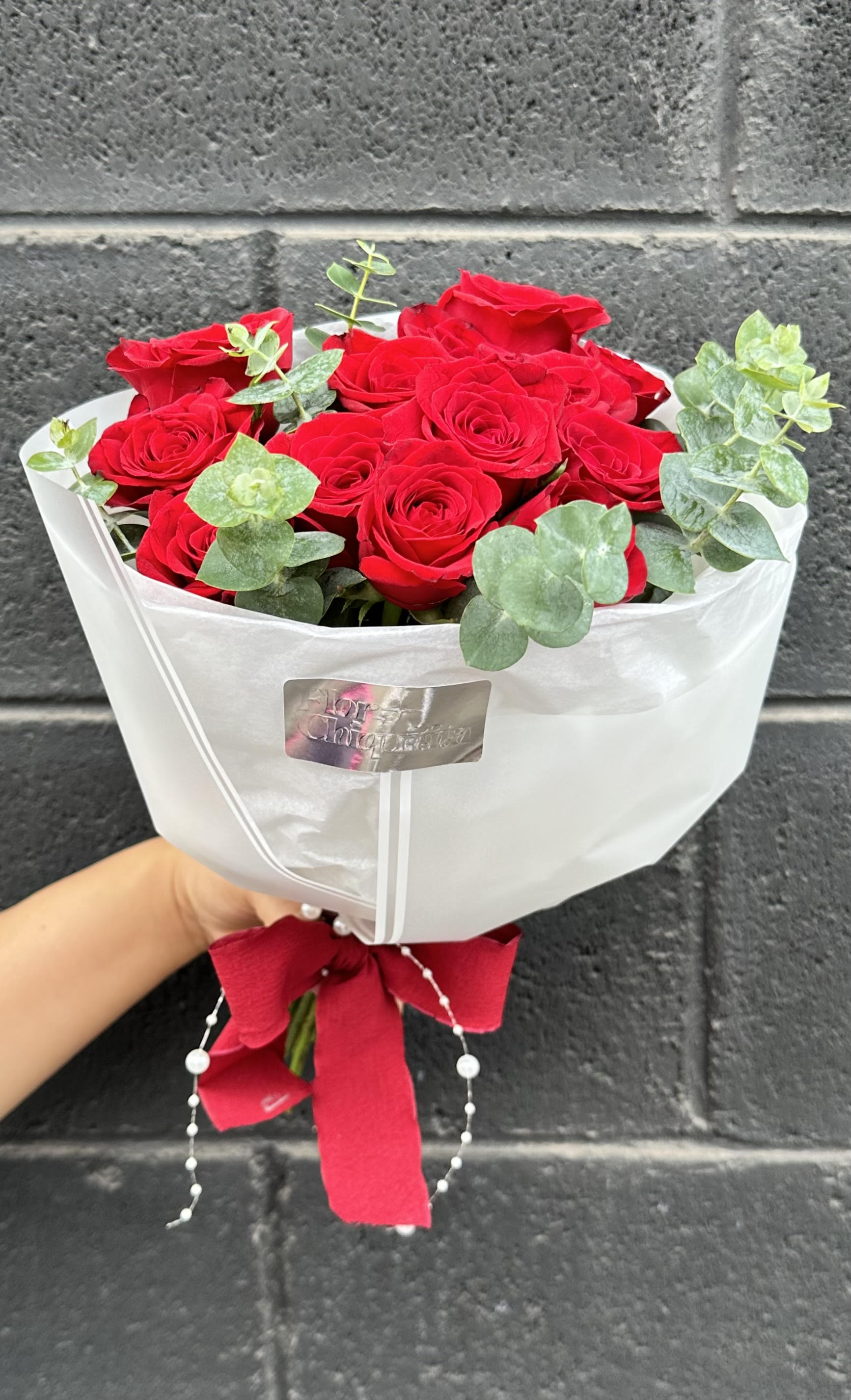 -ramo de 12 rosas rojas bonitas para mujer