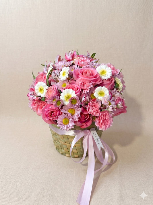 Canasta de flores rosas